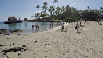 Beach nearby, sun loungers, beach towels