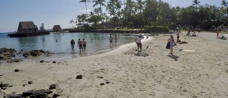 Nära stranden, solstolar och strandhanddukar