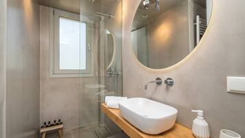 Shower, hair dryer, towels, shampoo