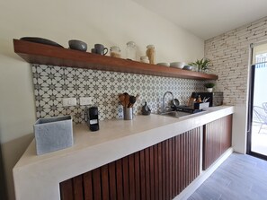 Kühlschrank, Mikrowelle, Herdplatte, Wasserkocher mit Kaffee-/Teezubehör