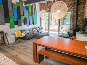 Älytelevisio, DVD-soitin, kirjoja, videokirjasto