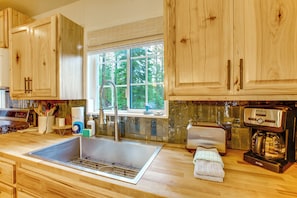 Stovetop, dishwasher, coffee/tea maker, toaster - Tahoe Home in the Pines: Quiet Neighborhood! (South Lake Tahoe)