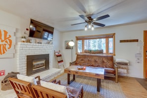 TV, fireplace, DVD player, books - Tahoe Home in the Pines: Quiet Neighborhood! (South Lake Tahoe)