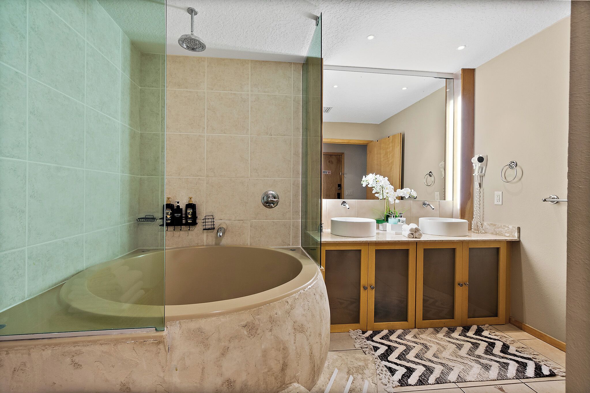 Combined shower/tub, jetted tub, hair dryer, towels