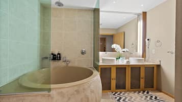 Combined shower/tub, jetted tub, hair dryer, towels