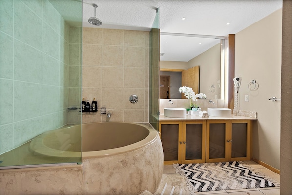 Ensemble douche/baignoire, baignoire à jets, sèche-cheveux
