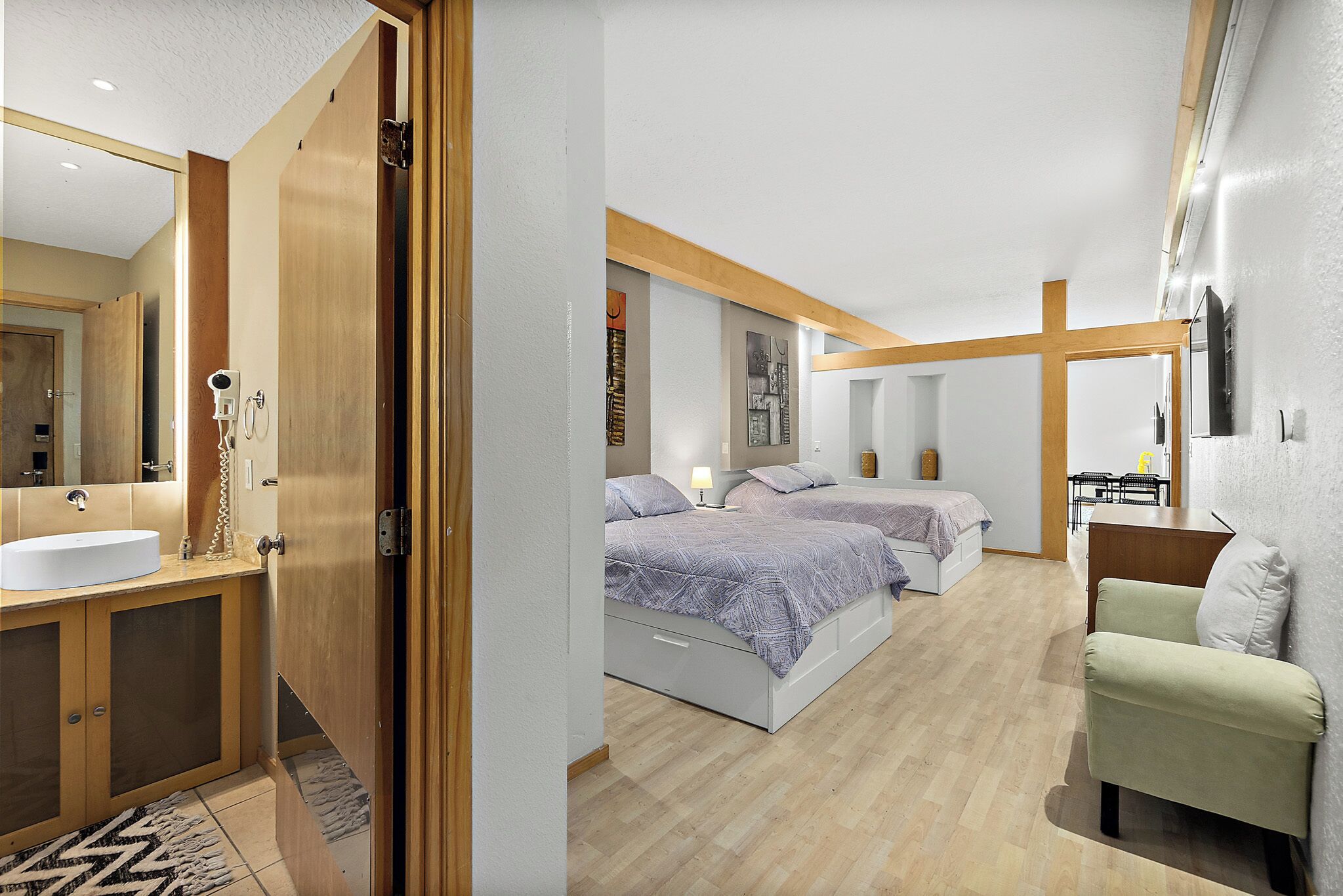 2 quartos, escrivaninha, ferros/tábuas de passar roupa