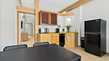 Kühlschrank, Mikrowelle, Herdplatte, Geschirrspüler