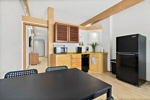 Kühlschrank, Mikrowelle, Herdplatte, Geschirrspüler