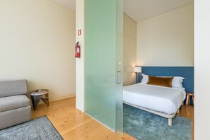 1 quarto, escrivaninha, ferros/tábuas de passar roupa, acesso à internet