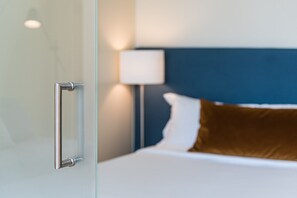 1 habitación, escritorio, tabla de planchar con plancha y internet 