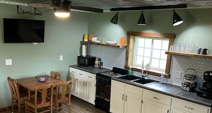 Cozy new cottage sleeps 4 near Watkins Glen Racetrack!