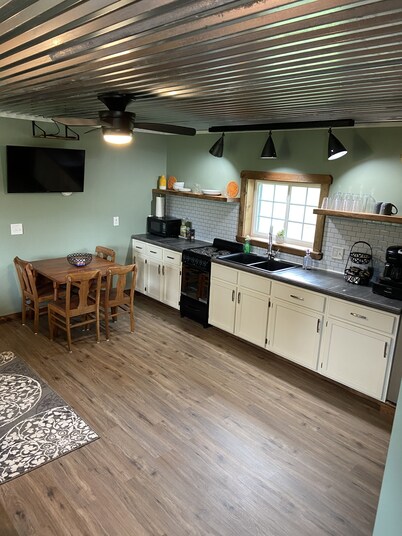 Cozy new cottage sleeps 4 near Watkins Glen Racetrack!