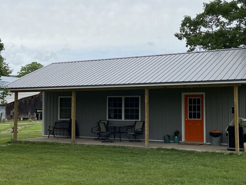Cozy new cottage sleeps 4 near Watkins Glen Racetrack!