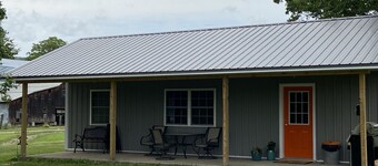 Cozy new cottage sleeps 4 near Watkins Glen Racetrack!
