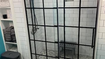 Douche, sèche-cheveux, serviettes fournies, savon