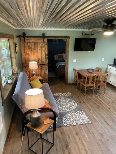 Cozy new cottage sleeps 4 near Watkins Glen Racetrack!