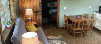 Cozy new cottage sleeps 4 near Watkins Glen Racetrack!