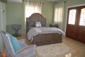 Suite romántica | 1 dormitorio, tabla de planchar con plancha, Internet por cable gratuito