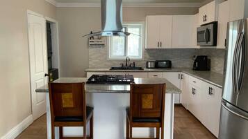 Een koelkast, een microgolfoven, een oven, een kookplaat