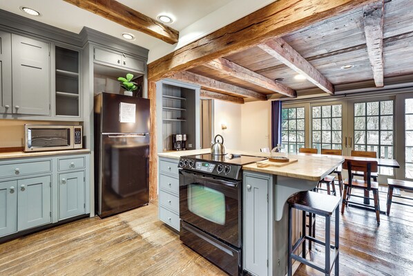 Fridge, microwave, stovetop, dishwasher