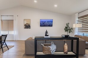 Smart TV, Hulu, books, streaming services - Beautiful Home w/Sparkling Swimming Pool, 4 Miles To The Strip, Pet Friendly!  (Las Vegas)
