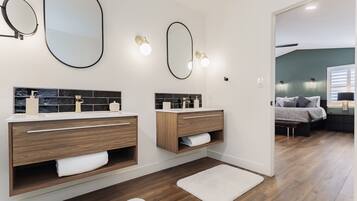 3 sovrum, skrivbord, strykjärn/strykbräda och gratis wi-fi