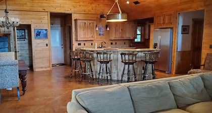 Beautiful Montana Spruce Log Home in Historic Antiques Corridor