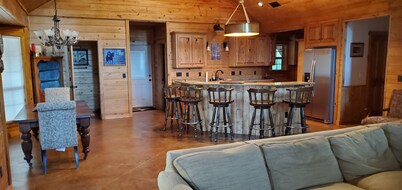 Beautiful Montana Spruce Log Home in Historic Antiques Corridor