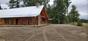 Exterior - Beautiful Montana Spruce Log Home in Historic Antiques Corridor (Woodville)