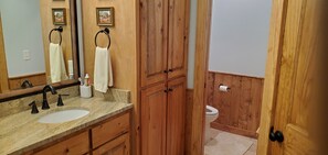 Combined shower/bathtub, jetted bath, towels, soap - Beautiful Montana Spruce Log Home in Historic Antiques Corridor (Woodville)