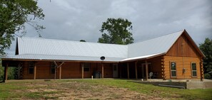 Exterior - Beautiful Montana Spruce Log Home in Historic Antiques Corridor (Woodville)