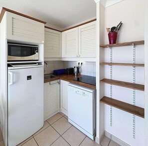Refrigerador, microondas, lavavajillas y cafetera y tetera