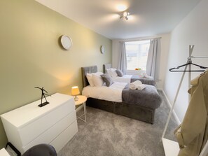 2 slaapkamers, een bureau, een strijkplank/strijkijzer, gratis wifi