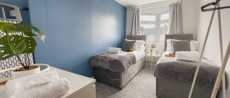 2 عدّة غرف نوم ومكتب ومكواة/لوح كي وواي فاي مجانًا