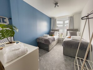 2 slaapkamers, een bureau, een strijkplank/strijkijzer, gratis wifi