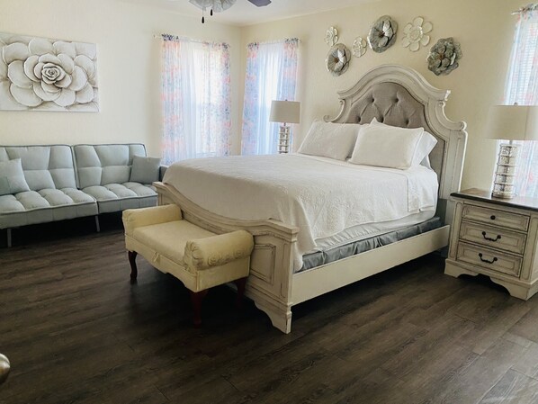 3 bedrooms, desk, iron/ironing board, free WiFi