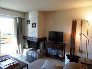 TV, fireplace, DVD player - 1 Bedroom apartment  *** - 2nd – quiet area - close to the centre, shops and bus stop – sunny balcon (Verbier)