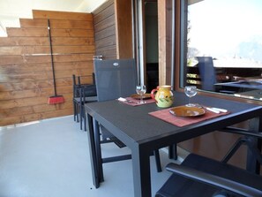 Outdoor dining - 1 Bedroom apartment  *** - 2nd – quiet area - close to the centre, shops and bus stop – sunny balcon (Verbier)