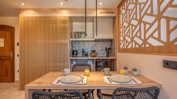 Deluxe-Doppelzimmer | Essbereich im Zimmer