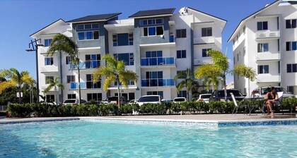 Luxury penthouse; 3 hab. pool, AC, wifi, cable, Netflix, terraza. 58 amenidades.