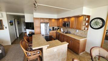 Coffee/tea maker, fridge, microwave, oven