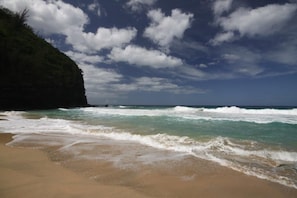 En la playa, camastros y toallas de playa