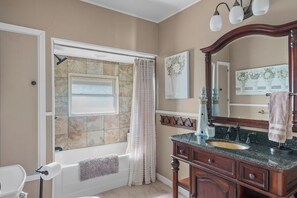 Combined shower/bathtub, hair dryer, towels, soap - Experience Princeton charm on the Mississippi River (Princeton)