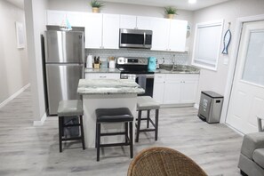 Kylskåp, mikrovågsugn, ugn och spishäll