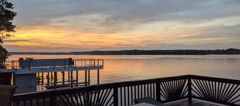 Firefly Bay - Amazing Views, Hot Tub, Main Lake, Pet Friendly