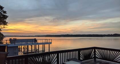 Firefly Bay - Amazing Views, Hot Tub, Main Lake, Pet Friendly