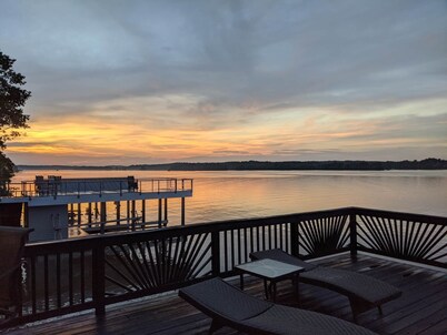 Firefly Bay - Amazing Views, Hot Tub, Main Lake, Pet Friendly