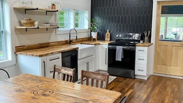 Réfrigérateur, four à micro-ondes, un four, surface de cuisson