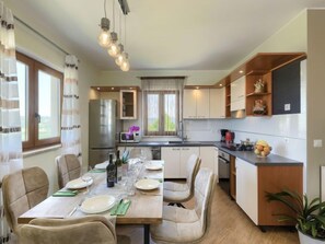 ثلاجة، فرن، غسالة أطباق، مستلزمات طهي/أطباق/أوعية